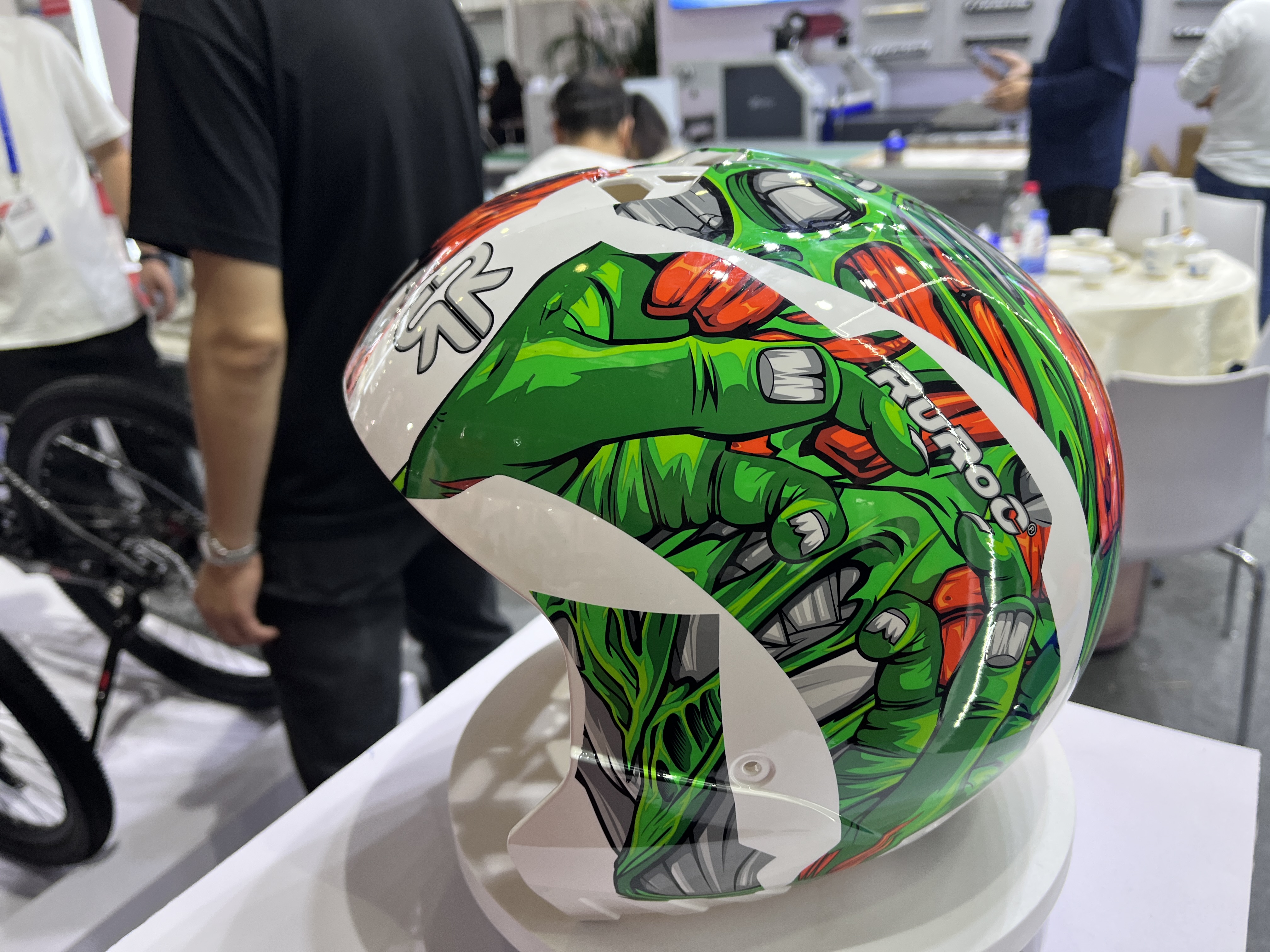 Mực dùng trên mũ bảo hiểm